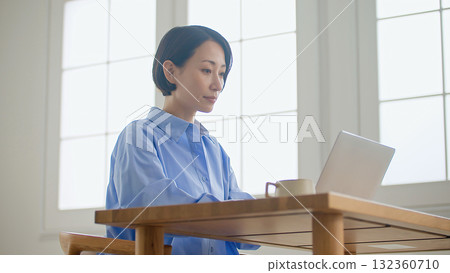 A woman who plays a personal computer A woman who plays a personal computer 132360710