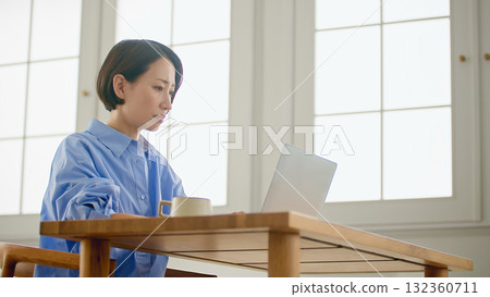 一位使用電腦的女士擔心 132360711