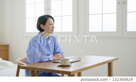 一位女士正在聽故事的圖片 132360929