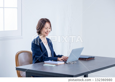 做案頭工作的高級女士 132360980