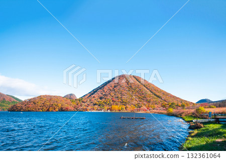 榛名山、榛名湖、榛名山富士（秋季） 132361064