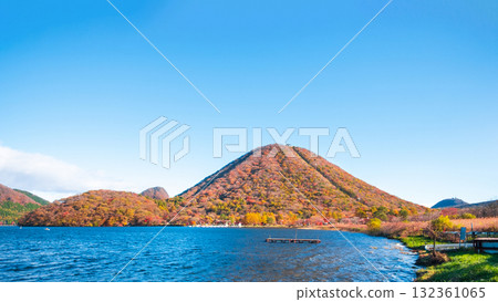 榛名山、榛名湖、榛名山富士（秋季） 132361065