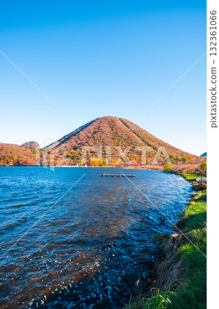 榛名山、榛名湖、榛名山富士（秋季） 132361066