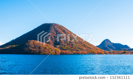 榛名山、榛名湖、榛名富士山、榛名旭岳（秋季） 132361111