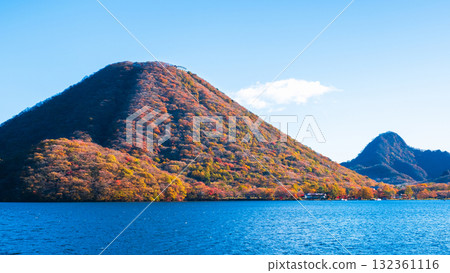 榛名山、榛名湖、榛名富士山、榛名旭岳（秋季） 132361116