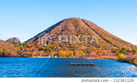 榛名山、榛名湖、榛名山富士（秋季） 132361126