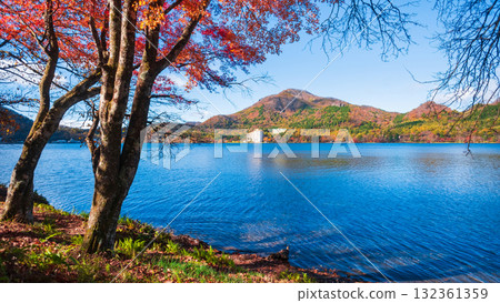 榛名山、榛名湖、神壁山(秋季) 榛名山、榛名湖、神壁山(秋季) 132361359