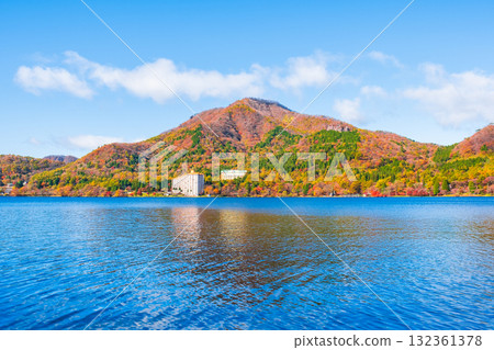 榛名山、榛名湖、神壁山（秋季） 132361378