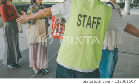 長隊 排隊 列隊行進 132361507