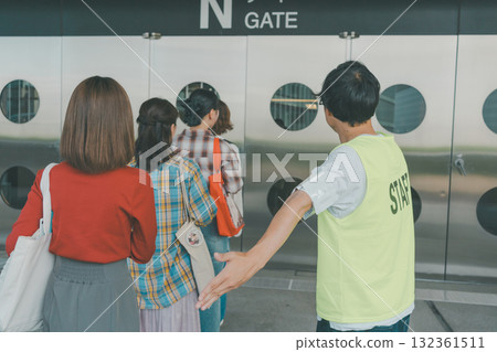 長隊 排隊 列隊行進 132361511