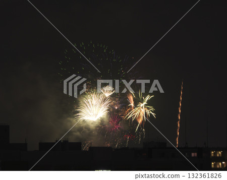 以夜空為畫布的燈光競賽-閃耀著繽紛的夏日祭典 以夜空為畫布的燈光競賽-閃耀著繽紛的夏日祭典 132361826