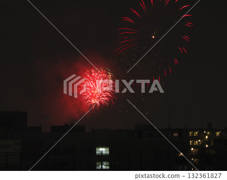 夜空中綻放的紅色火焰與愛之形狀_染成熱情的夏夜煙火 132361827