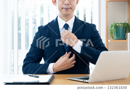 修理領帶的商人 132361830