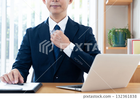 A businessman who fixes a necktie 132361838
