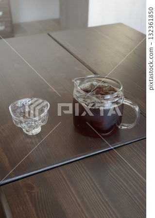 Bold and refreshing iced Americano with smooth espresso and chilled water, offering a rich aroma and deep coffee flavor. A perfect pick-me-up for a crisp and energizing drink. Bold and refreshing iced Americano with smooth espresso and chilled water, offering a rich aroma and deep coffee flavor. A perfect pick-me-up for a crisp and energizing drink. 132361850