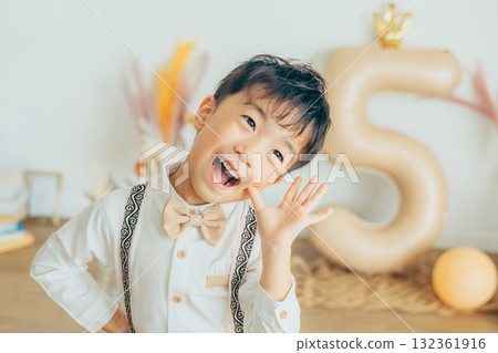 男孩在七、五三照相館拍照 132361916