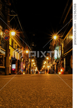 城崎溫泉街夜晚燈光照亮的寧靜街道 132362088