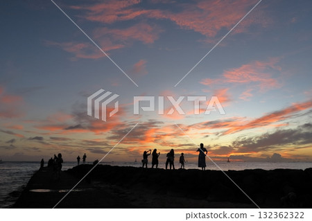 Dusk of Waikiki 132362322