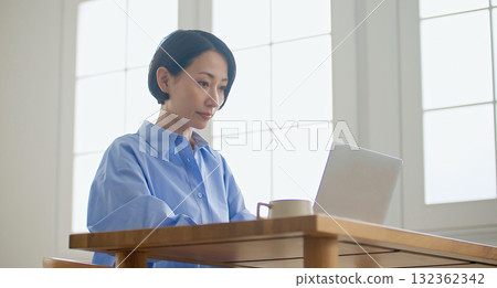 A woman who plays a personal computer A woman who plays a personal computer 132362342