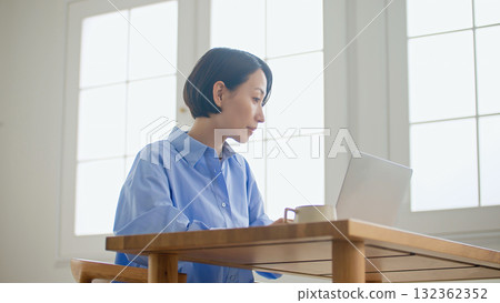 一個扮演個人電腦的女人 132362352