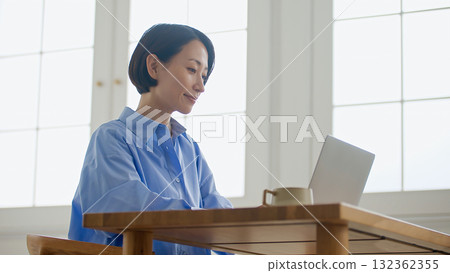 A woman who plays a personal computer 132362355
