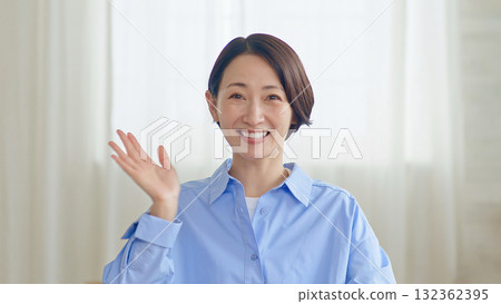 Image of a woman talking to the camera 132362395