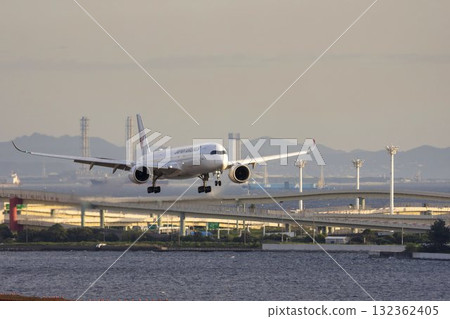 黃昏的羽田機場，飛機著陸，東京大田區 132362405