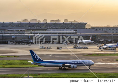 黃昏的羽田機場，飛機著陸，東京大田區 132362417