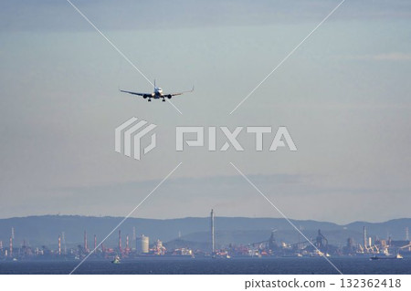 黃昏的羽田機場，飛機著陸，東京大田區 132362418