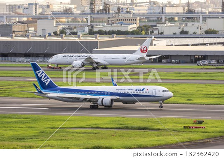 黃昏的羽田機場,飛機著陸,東京大田區 黃昏的羽田機場,飛機著陸,東京大田區 132362420