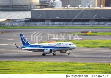 黃昏的羽田機場，飛機著陸，東京大田區 132362424