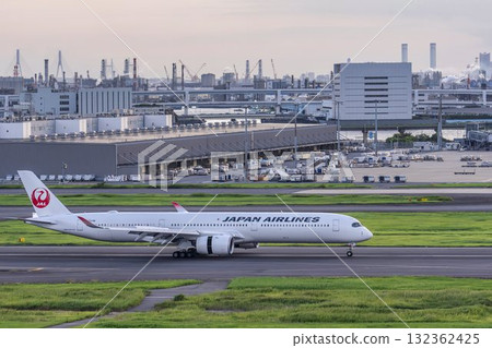 黃昏的羽田機場，飛機著陸，東京大田區 132362425