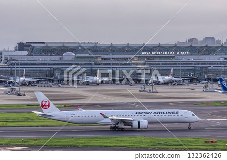 黃昏的羽田機場，飛機著陸，東京大田區 132362426