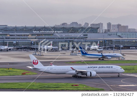 黃昏的羽田機場,飛機著陸,東京大田區 黃昏的羽田機場,飛機著陸,東京大田區 132362427