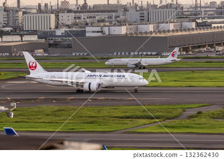 黃昏的羽田機場，飛機著陸，東京大田區 132362430