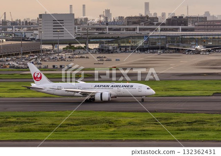黃昏的羽田機場，飛機著陸，東京大田區 132362431