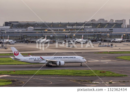 黃昏的羽田機場，飛機著陸，東京大田區 132362434