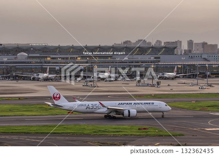 黃昏的羽田機場，飛機著陸，東京大田區 132362435