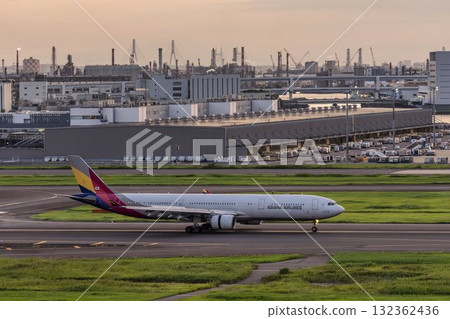 黃昏的羽田機場，飛機著陸，東京大田區 132362436