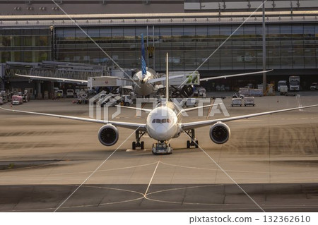 黃昏時分，飛機在東京大田區羽田機場滑行 132362610
