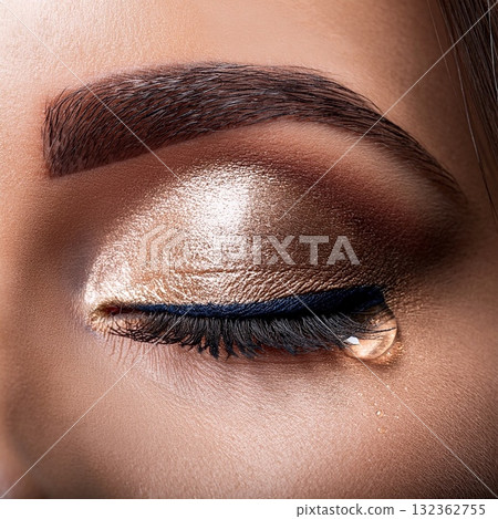 Image of makeup 132362755