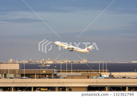 黃昏的羽田機場，飛機起飛，東京大田區 132362799