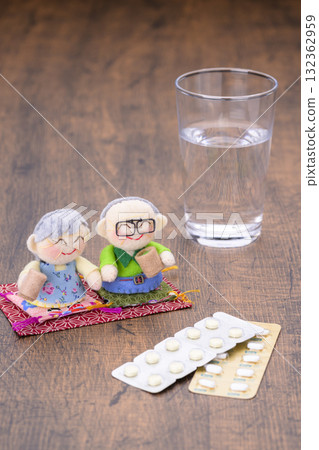 Elderly couple and medicine 132362959
