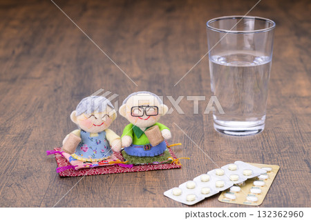 老年夫婦和藥物 132362960