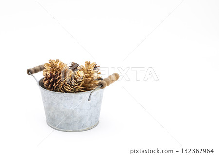 Pine cone + tin container_01 132362964