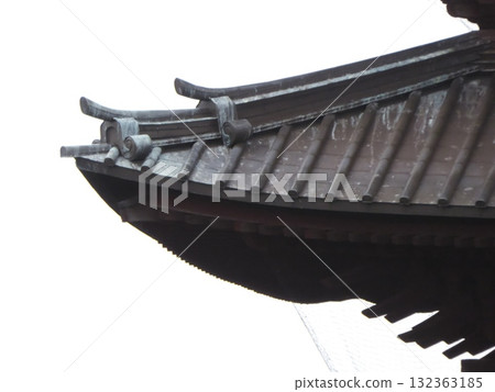 The beauty of the eaves that speaks of the passage of time: the patinated copper roof of the five-story pagoda of Ikegami Honmonji Temple 132363185