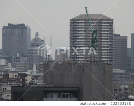 遠眺城市重建、摩天大樓和有起重機的建築工地 遠眺城市重建、摩天大樓和有起重機的建築工地 132363188