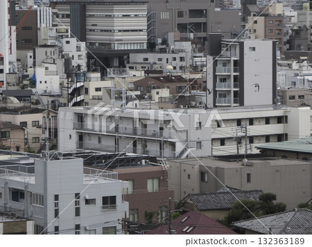 東京熙熙攘攘的街道橫斷面,洋溢著日常生活的氣息 東京熙熙攘攘的街道橫斷面,洋溢著日常生活的氣息 132363189