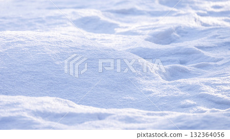 蒜山高原上凹凸不平的積雪圖案 132364056