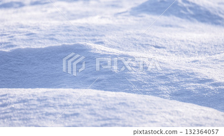 蒜山高原上凹凸不平的積雪圖案 132364057